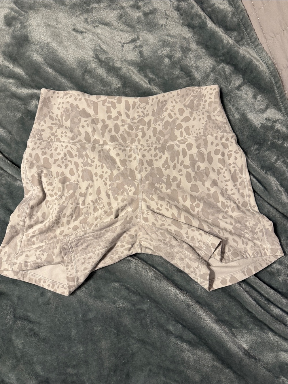 lululemon athletica High-Rise Leopard Print Shorts - Cream & Light Gray